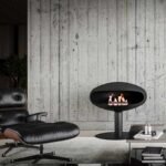 The Iconic Pedestal en journée, flamme décorative et design noir mat