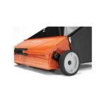 Balai ramasseur HUSQVARNA 112 cm installé sur tondeuse - nettoyage feuilles