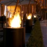 Planika Totem vue latérale design noir acier inoxydable et verre trempé