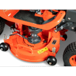 G261 LD KUBOTA en action sur pelouse pentue