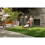 Tondeuse professionnelle RMA 765V STIHL large coupe 63 cm sur pelouse