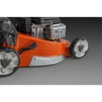 Détail roues aluminium et pneus caoutchouc de la LC551 VBP HUSQVARNA