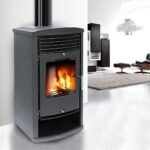 Poêle MODERNA VITA 14 kW vue frontale avec range-bûches intégré